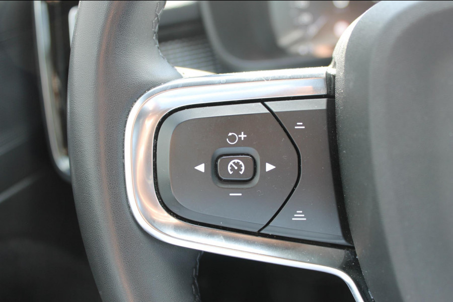 Volvo XC40 T4 211PK Automaat Recharge R-Design Apple Carplay / Getinte ramen vanaf de B-stijl / 19" lichtmetalen velgen / Verwarmbare voorruit / Cruise Control