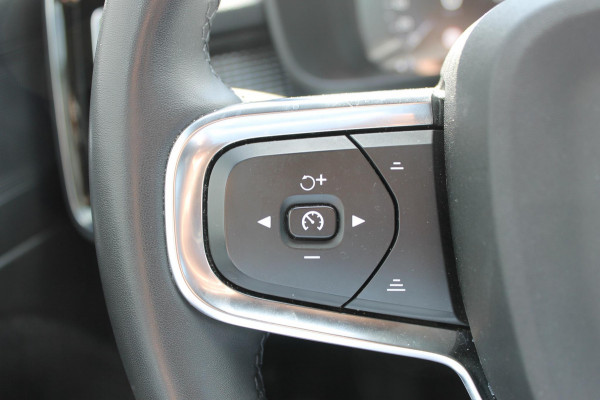 Volvo XC40 T4 211PK Automaat Recharge R-Design Apple Carplay / Getinte ramen vanaf de B-stijl / 19" lichtmetalen velgen / Verwarmbare voorruit / Cruise Control