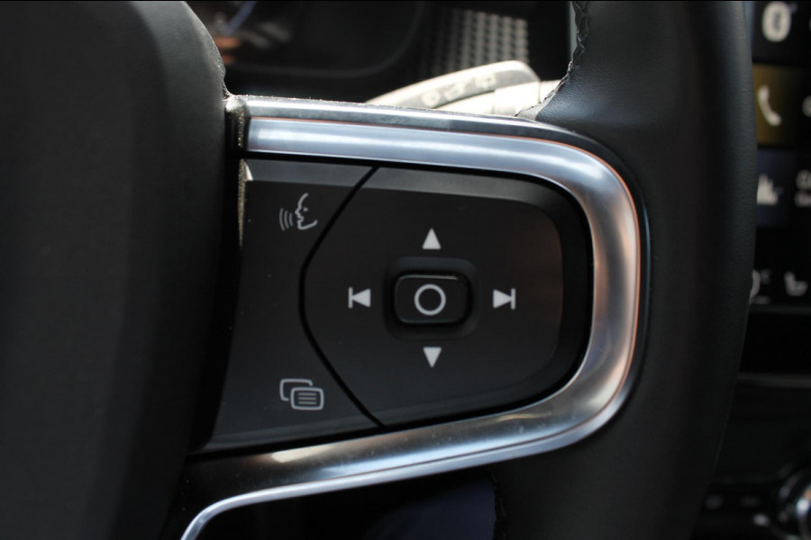 Volvo XC40 T4 211PK Automaat Recharge R-Design Apple Carplay / Getinte ramen vanaf de B-stijl / 19" lichtmetalen velgen / Verwarmbare voorruit / Cruise Control