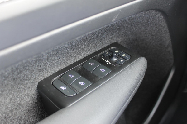 Volvo XC40 T4 211PK Automaat Recharge R-Design Apple Carplay / Getinte ramen vanaf de B-stijl / 19" lichtmetalen velgen / Verwarmbare voorruit / Cruise Control