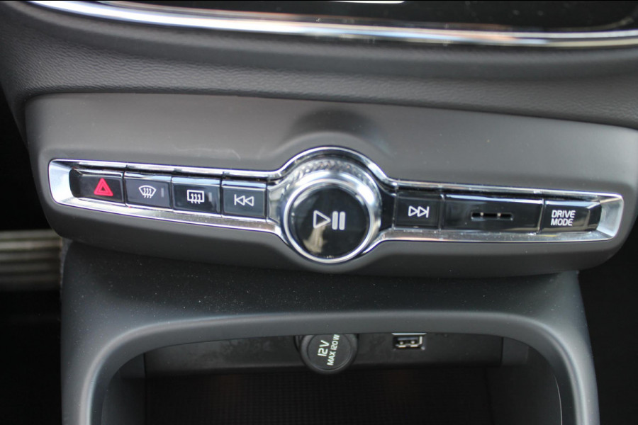Volvo XC40 T4 211PK Automaat Recharge R-Design Apple Carplay / Getinte ramen vanaf de B-stijl / 19" lichtmetalen velgen / Verwarmbare voorruit / Cruise Control