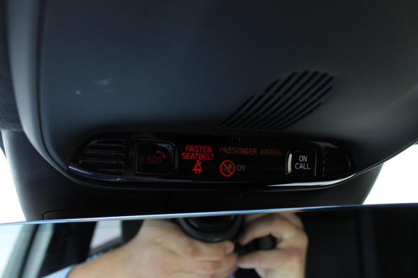 Volvo XC40 T4 211PK Automaat Recharge R-Design Apple Carplay / Getinte ramen vanaf de B-stijl / 19" lichtmetalen velgen / Verwarmbare voorruit / Cruise Control