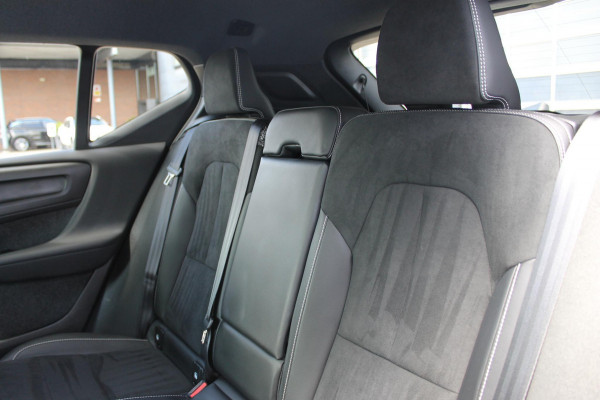 Volvo XC40 T4 211PK Automaat Recharge R-Design Apple Carplay / Getinte ramen vanaf de B-stijl / 19" lichtmetalen velgen / Verwarmbare voorruit / Cruise Control