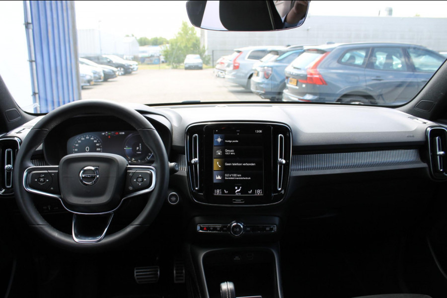Volvo XC40 T4 211PK Automaat Recharge R-Design Apple Carplay / Getinte ramen vanaf de B-stijl / 19" lichtmetalen velgen / Verwarmbare voorruit / Cruise Control