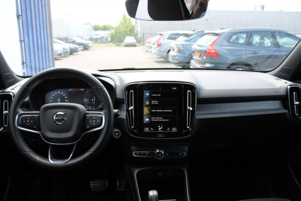 Volvo XC40 T4 211PK Automaat Recharge R-Design Apple Carplay / Getinte ramen vanaf de B-stijl / 19" lichtmetalen velgen / Verwarmbare voorruit / Cruise Control