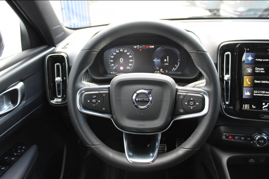 Volvo XC40 T4 211PK Automaat Recharge R-Design Apple Carplay / Getinte ramen vanaf de B-stijl / 19" lichtmetalen velgen / Verwarmbare voorruit / Cruise Control