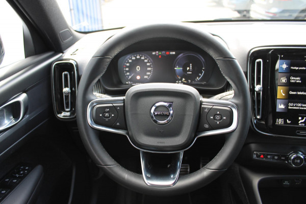 Volvo XC40 T4 211PK Automaat Recharge R-Design Apple Carplay / Getinte ramen vanaf de B-stijl / 19" lichtmetalen velgen / Verwarmbare voorruit / Cruise Control