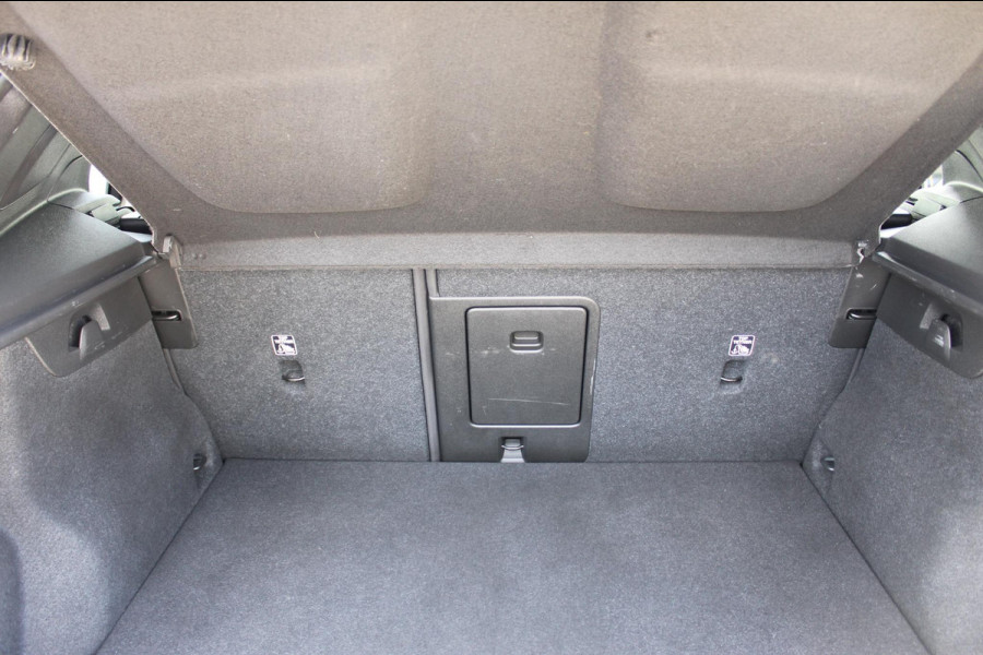 Volvo XC40 T4 211PK Automaat Recharge R-Design Apple Carplay / Getinte ramen vanaf de B-stijl / 19" lichtmetalen velgen / Verwarmbare voorruit / Cruise Control