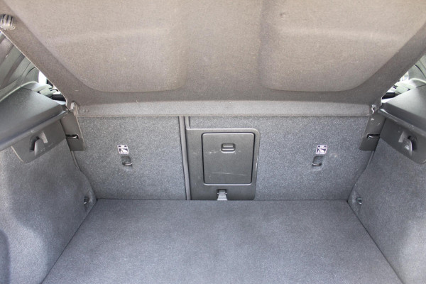 Volvo XC40 T4 211PK Automaat Recharge R-Design Apple Carplay / Getinte ramen vanaf de B-stijl / 19" lichtmetalen velgen / Verwarmbare voorruit / Cruise Control