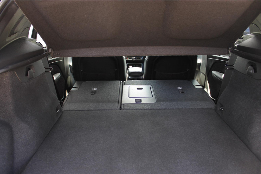 Volvo XC40 T4 211PK Automaat Recharge R-Design Apple Carplay / Getinte ramen vanaf de B-stijl / 19" lichtmetalen velgen / Verwarmbare voorruit / Cruise Control