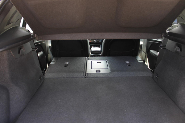 Volvo XC40 T4 211PK Automaat Recharge R-Design Apple Carplay / Getinte ramen vanaf de B-stijl / 19" lichtmetalen velgen / Verwarmbare voorruit / Cruise Control