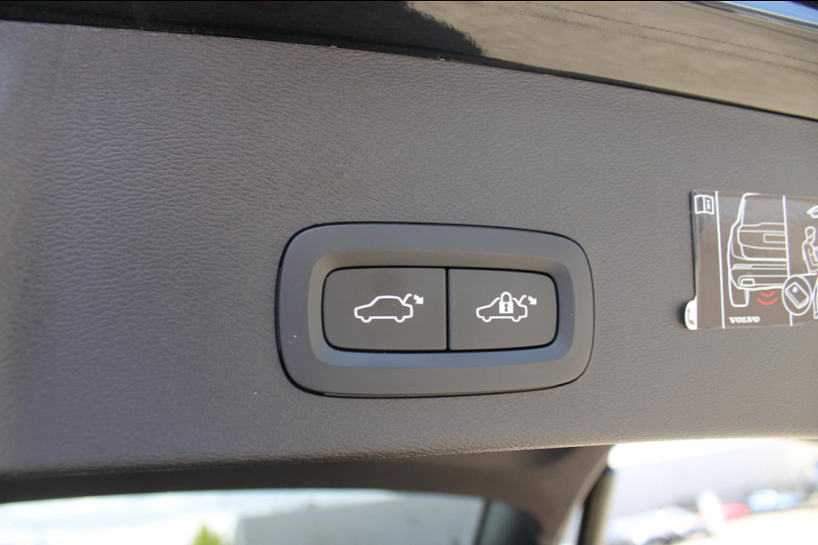 Volvo XC40 T4 211PK Automaat Recharge R-Design Apple Carplay / Getinte ramen vanaf de B-stijl / 19" lichtmetalen velgen / Verwarmbare voorruit / Cruise Control