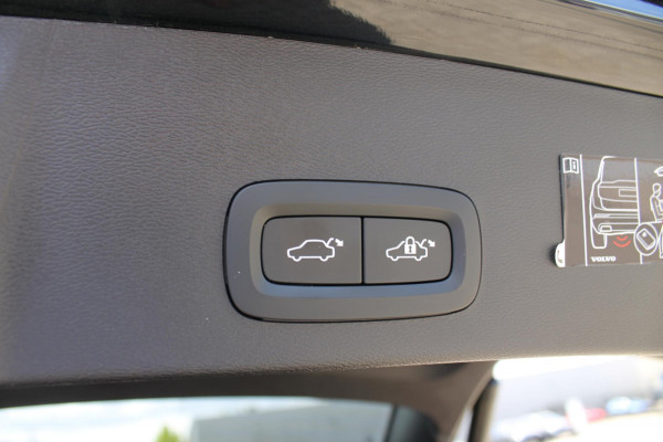 Volvo XC40 T4 211PK Automaat Recharge R-Design Apple Carplay / Getinte ramen vanaf de B-stijl / 19" lichtmetalen velgen / Verwarmbare voorruit / Cruise Control