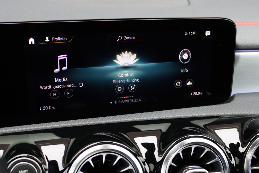 Mercedes-Benz CLA-Klasse 200 Business Solution AMG Line Aut7 | Panoramadak | Widescreen | Trekhaak | Sfeerverlichting | Camera | High Perf. LED | Stoelverwarming | Cruise Control |