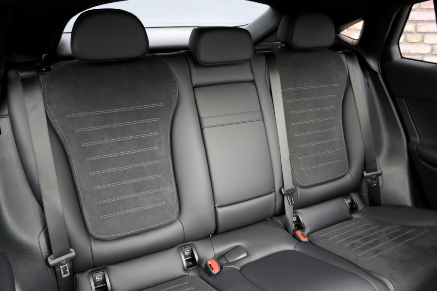Mercedes-Benz GLC Coupé 300 4MATIC AMG Line Aut9 | Panoramadak | Distronic Pro | Trekhaak | Verwarmd Stuurwiel | Surround Camera | Memory | Nightpakket | Sfeerverlichting |