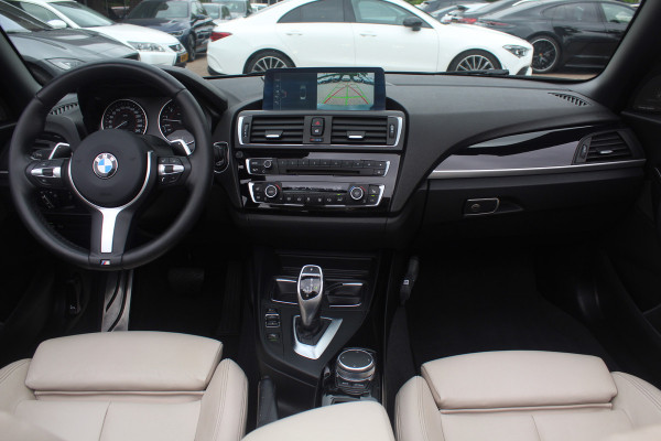 BMW 2 Serie Cabrio M240i xDrive High Exe. M Sport / Camera / Leder / Harman Kardon / 18'' / Keyless / Navigatie / Stuurverwarming / DAB / Windscherm / Stoelverwarming / Cruise Control