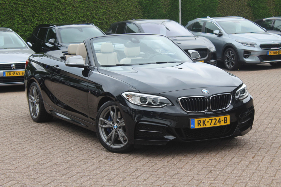 BMW 2 Serie Cabrio M240i xDrive High Exe. M Sport / Camera / Leder / Harman Kardon / 18'' / Keyless / Navigatie / Stuurverwarming / DAB / Windscherm / Stoelverwarming / Cruise Control