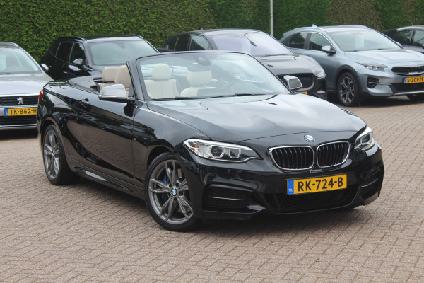 BMW 2 Serie Cabrio M240i xDrive High Exe. M Sport / Camera / Leder / Harman Kardon / 18'' / Keyless / Navigatie / Stuurverwarming / DAB / Windscherm / Stoelverwarming / Cruise Control