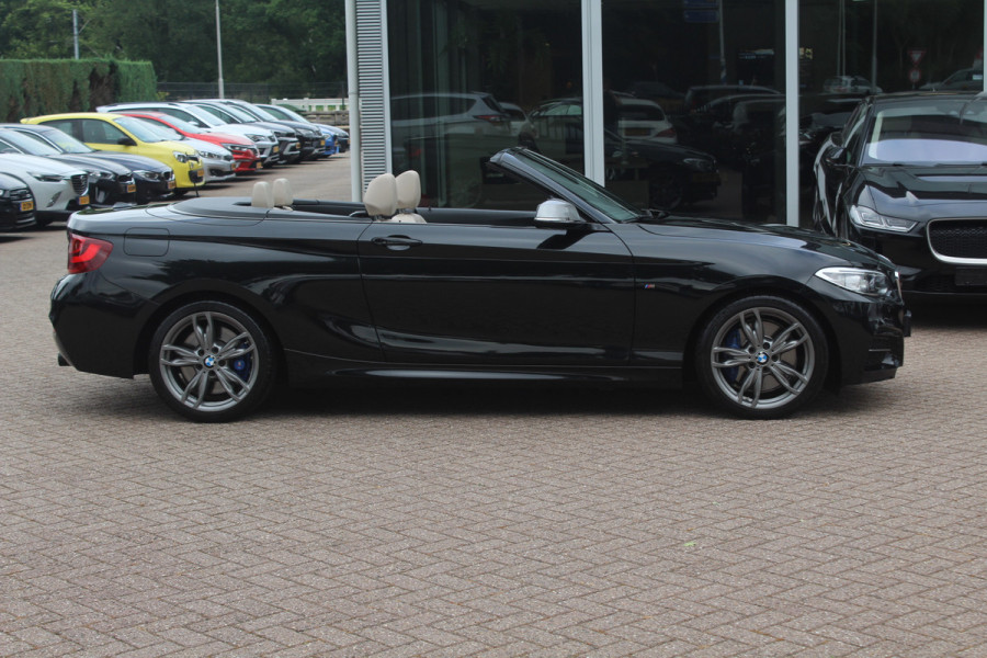 BMW 2 Serie Cabrio M240i xDrive High Exe. M Sport / Camera / Leder / Harman Kardon / 18'' / Keyless / Navigatie / Stuurverwarming / DAB / Windscherm / Stoelverwarming / Cruise Control