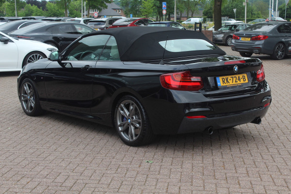 BMW 2 Serie Cabrio M240i xDrive High Exe. M Sport / Camera / Leder / Harman Kardon / 18'' / Keyless / Navigatie / Stuurverwarming / DAB / Windscherm / Stoelverwarming / Cruise Control