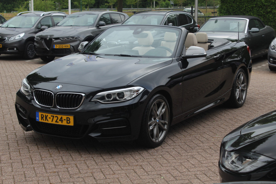 BMW 2 Serie Cabrio M240i xDrive High Exe. M Sport / Camera / Leder / Harman Kardon / 18'' / Keyless / Navigatie / Stuurverwarming / DAB / Windscherm / Stoelverwarming / Cruise Control