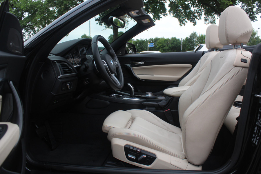 BMW 2 Serie Cabrio M240i xDrive High Exe. M Sport / Camera / Leder / Harman Kardon / 18'' / Keyless / Navigatie / Stuurverwarming / DAB / Windscherm / Stoelverwarming / Cruise Control