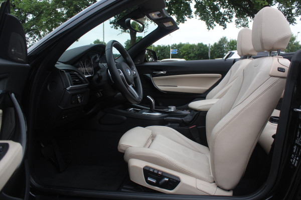 BMW 2 Serie Cabrio M240i xDrive High Exe. M Sport / Camera / Leder / Harman Kardon / 18'' / Keyless / Navigatie / Stuurverwarming / DAB / Windscherm / Stoelverwarming / Cruise Control