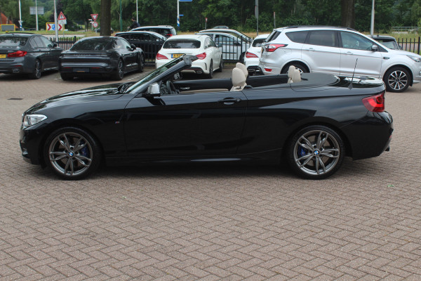 BMW 2 Serie Cabrio M240i xDrive High Exe. M Sport / Camera / Leder / Harman Kardon / 18'' / Keyless / Navigatie / Stuurverwarming / DAB / Windscherm / Stoelverwarming / Cruise Control