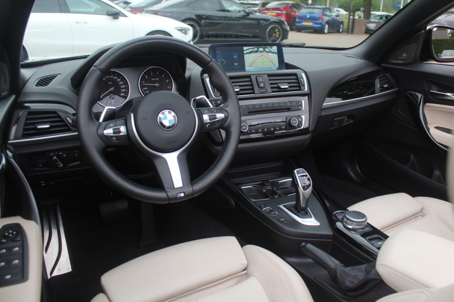 BMW 2 Serie Cabrio M240i xDrive High Exe. M Sport / Camera / Leder / Harman Kardon / 18'' / Keyless / Navigatie / Stuurverwarming / DAB / Windscherm / Stoelverwarming / Cruise Control