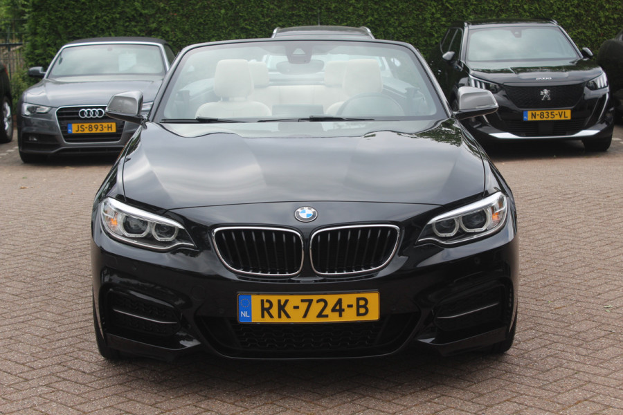 BMW 2 Serie Cabrio M240i xDrive High Exe. M Sport / Camera / Leder / Harman Kardon / 18'' / Keyless / Navigatie / Stuurverwarming / DAB / Windscherm / Stoelverwarming / Cruise Control