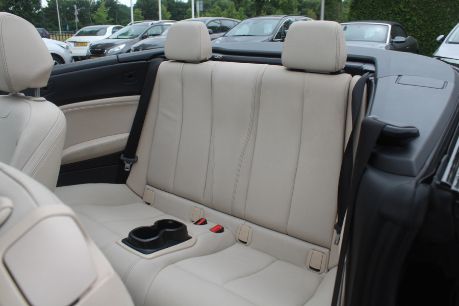 BMW 2 Serie Cabrio M240i xDrive High Exe. M Sport / Camera / Leder / Harman Kardon / 18'' / Keyless / Navigatie / Stuurverwarming / DAB / Windscherm / Stoelverwarming / Cruise Control