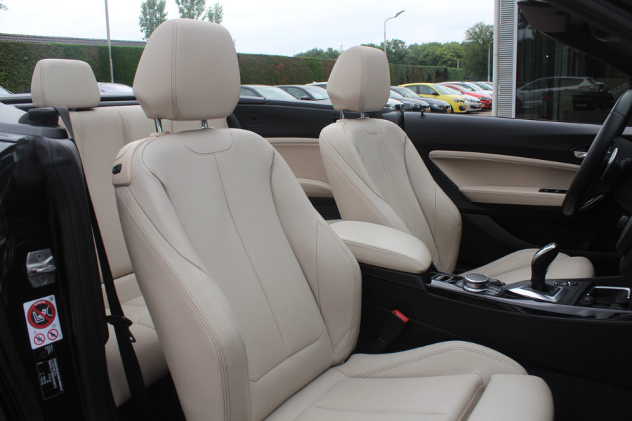 BMW 2 Serie Cabrio M240i xDrive High Exe. M Sport / Camera / Leder / Harman Kardon / 18'' / Keyless / Navigatie / Stuurverwarming / DAB / Windscherm / Stoelverwarming / Cruise Control