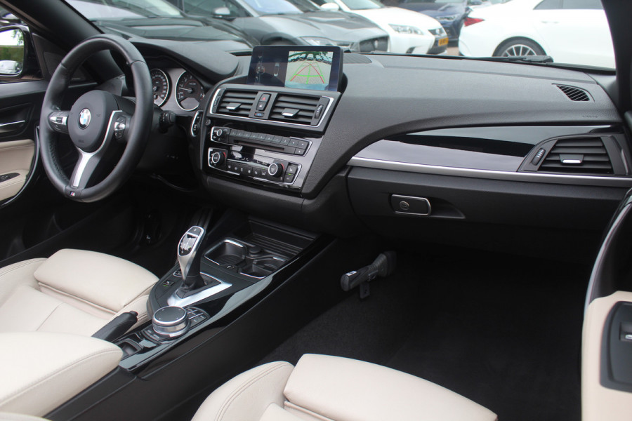 BMW 2 Serie Cabrio M240i xDrive High Exe. M Sport / Camera / Leder / Harman Kardon / 18'' / Keyless / Navigatie / Stuurverwarming / DAB / Windscherm / Stoelverwarming / Cruise Control