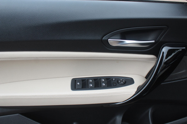 BMW 2 Serie Cabrio M240i xDrive High Exe. M Sport / Camera / Leder / Harman Kardon / 18'' / Keyless / Navigatie / Stuurverwarming / DAB / Windscherm / Stoelverwarming / Cruise Control