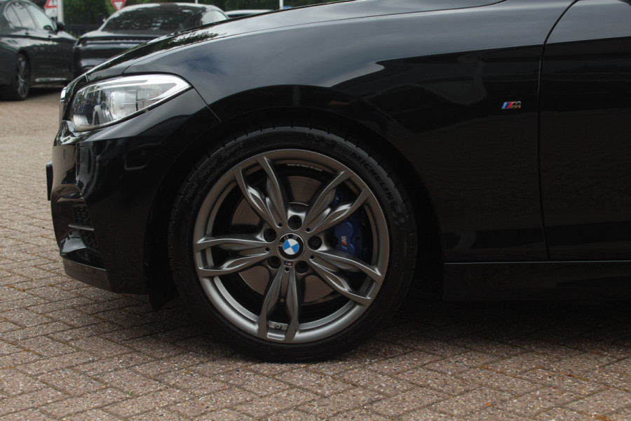 BMW 2 Serie Cabrio M240i xDrive High Exe. M Sport / Camera / Leder / Harman Kardon / 18'' / Keyless / Navigatie / Stuurverwarming / DAB / Windscherm / Stoelverwarming / Cruise Control