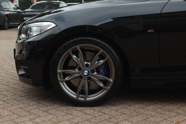 BMW 2 Serie Cabrio M240i xDrive High Exe. M Sport / Camera / Leder / Harman Kardon / 18'' / Keyless / Navigatie / Stuurverwarming / DAB / Windscherm / Stoelverwarming / Cruise Control