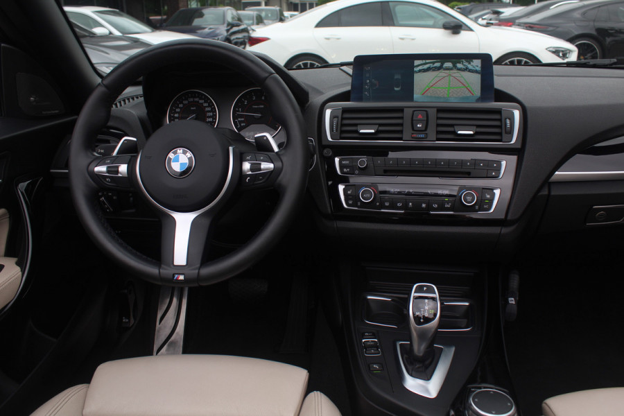 BMW 2 Serie Cabrio M240i xDrive High Exe. M Sport / Camera / Leder / Harman Kardon / 18'' / Keyless / Navigatie / Stuurverwarming / DAB / Windscherm / Stoelverwarming / Cruise Control