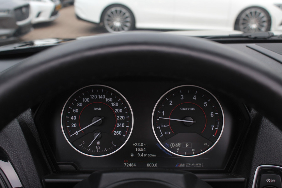 BMW 2 Serie Cabrio M240i xDrive High Exe. M Sport / Camera / Leder / Harman Kardon / 18'' / Keyless / Navigatie / Stuurverwarming / DAB / Windscherm / Stoelverwarming / Cruise Control