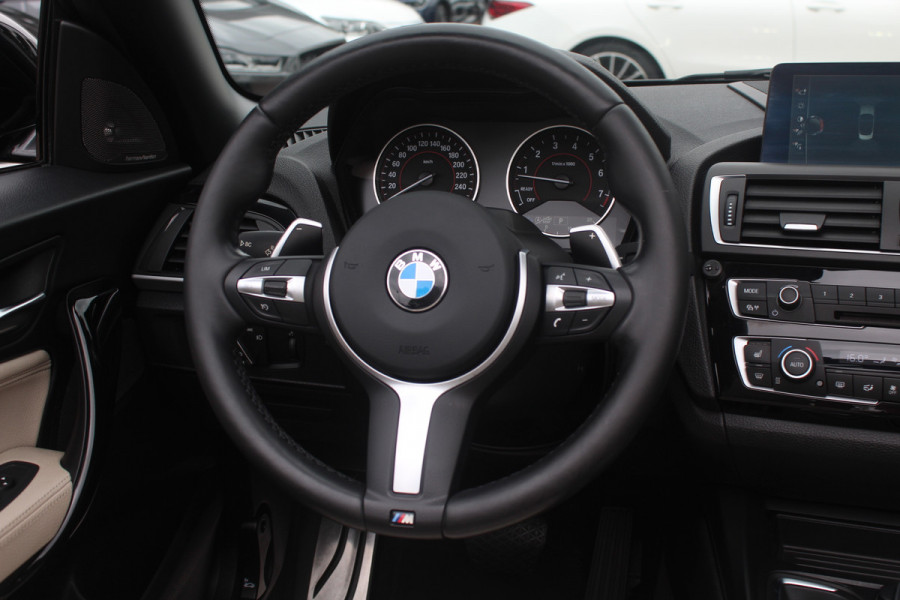 BMW 2 Serie Cabrio M240i xDrive High Exe. M Sport / Camera / Leder / Harman Kardon / 18'' / Keyless / Navigatie / Stuurverwarming / DAB / Windscherm / Stoelverwarming / Cruise Control
