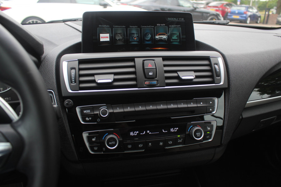 BMW 2 Serie Cabrio M240i xDrive High Exe. M Sport / Camera / Leder / Harman Kardon / 18'' / Keyless / Navigatie / Stuurverwarming / DAB / Windscherm / Stoelverwarming / Cruise Control