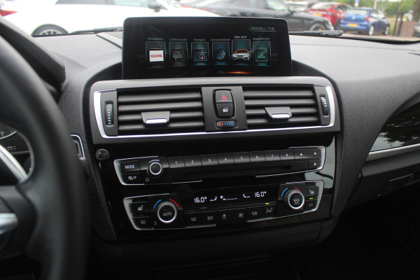 BMW 2 Serie Cabrio M240i xDrive High Exe. M Sport / Camera / Leder / Harman Kardon / 18'' / Keyless / Navigatie / Stuurverwarming / DAB / Windscherm / Stoelverwarming / Cruise Control
