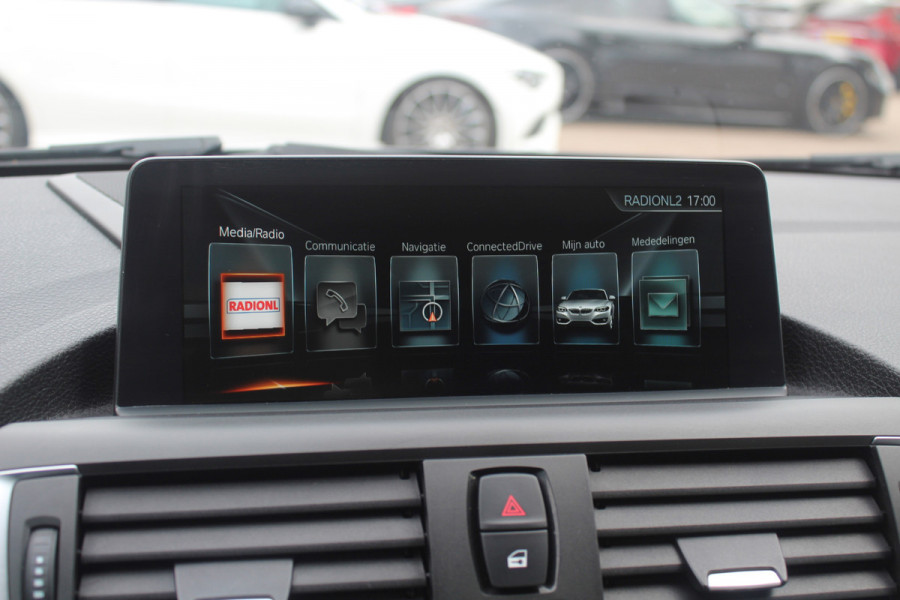 BMW 2 Serie Cabrio M240i xDrive High Exe. M Sport / Camera / Leder / Harman Kardon / 18'' / Keyless / Navigatie / Stuurverwarming / DAB / Windscherm / Stoelverwarming / Cruise Control