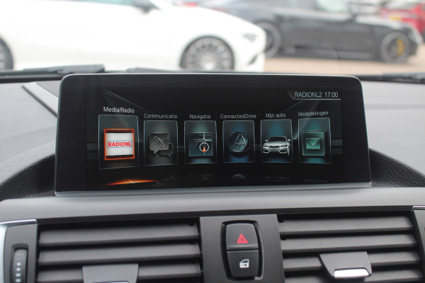 BMW 2 Serie Cabrio M240i xDrive High Exe. M Sport / Camera / Leder / Harman Kardon / 18'' / Keyless / Navigatie / Stuurverwarming / DAB / Windscherm / Stoelverwarming / Cruise Control