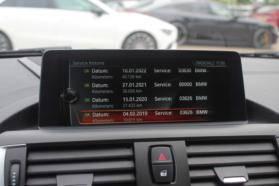 BMW 2 Serie Cabrio M240i xDrive High Exe. M Sport / Camera / Leder / Harman Kardon / 18'' / Keyless / Navigatie / Stuurverwarming / DAB / Windscherm / Stoelverwarming / Cruise Control