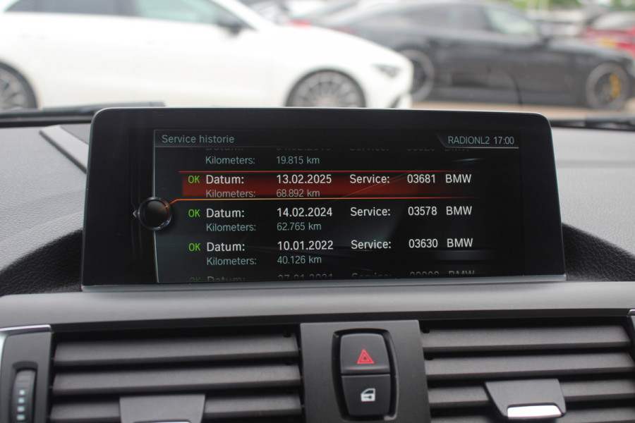 BMW 2 Serie Cabrio M240i xDrive High Exe. M Sport / Camera / Leder / Harman Kardon / 18'' / Keyless / Navigatie / Stuurverwarming / DAB / Windscherm / Stoelverwarming / Cruise Control