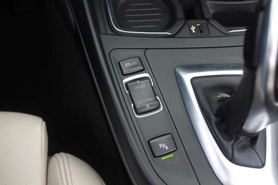 BMW 2 Serie Cabrio M240i xDrive High Exe. M Sport / Camera / Leder / Harman Kardon / 18'' / Keyless / Navigatie / Stuurverwarming / DAB / Windscherm / Stoelverwarming / Cruise Control