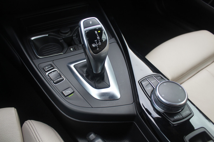 BMW 2 Serie Cabrio M240i xDrive High Exe. M Sport / Camera / Leder / Harman Kardon / 18'' / Keyless / Navigatie / Stuurverwarming / DAB / Windscherm / Stoelverwarming / Cruise Control