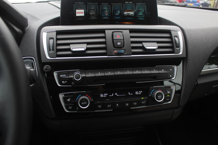 BMW 2 Serie Cabrio M240i xDrive High Exe. M Sport / Camera / Leder / Harman Kardon / 18'' / Keyless / Navigatie / Stuurverwarming / DAB / Windscherm / Stoelverwarming / Cruise Control