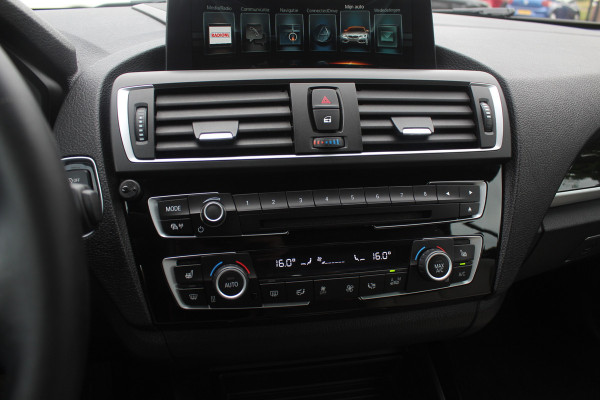BMW 2 Serie Cabrio M240i xDrive High Exe. M Sport / Camera / Leder / Harman Kardon / 18'' / Keyless / Navigatie / Stuurverwarming / DAB / Windscherm / Stoelverwarming / Cruise Control