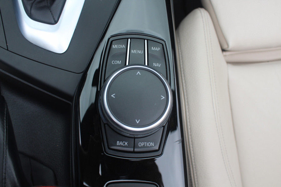 BMW 2 Serie Cabrio M240i xDrive High Exe. M Sport / Camera / Leder / Harman Kardon / 18'' / Keyless / Navigatie / Stuurverwarming / DAB / Windscherm / Stoelverwarming / Cruise Control